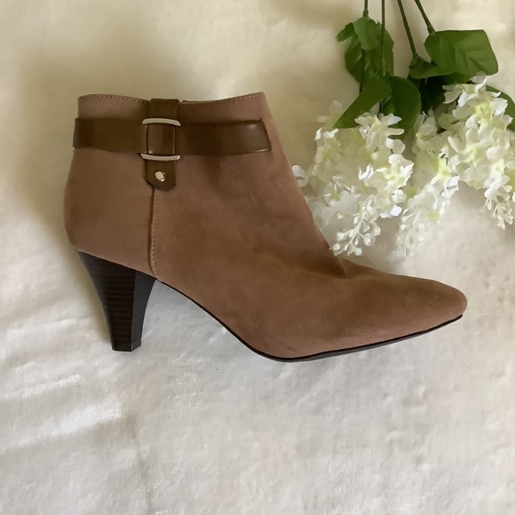 5th East Shoes - NWOT ~ Tan Boots Size 10